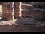 01382 ostia - regio ii - insula xi - fullonica (ii,xi,1) - halle - pfeiler in der mitte der halle - von norden.jpg